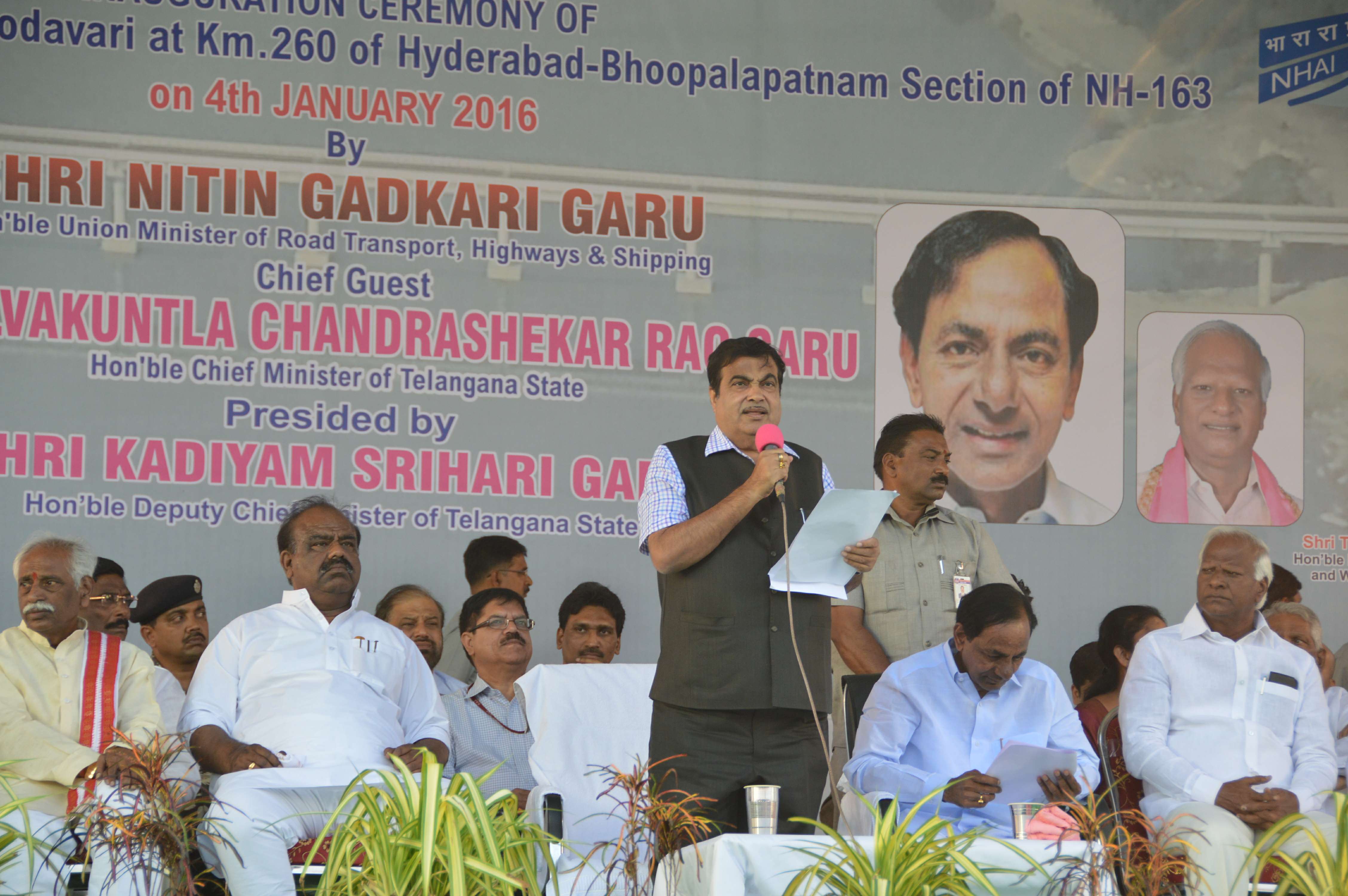 gadkariannouncesrs41000crfor1800kmtsroads;cmthankscentre
